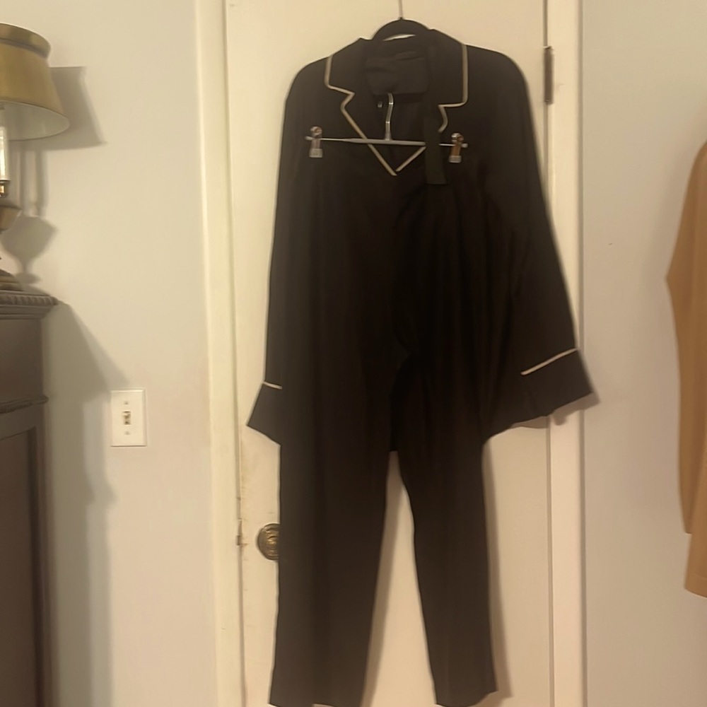 Jenni Kayne silk pajama’s! Never been worn. Brand new It’s a great deal!